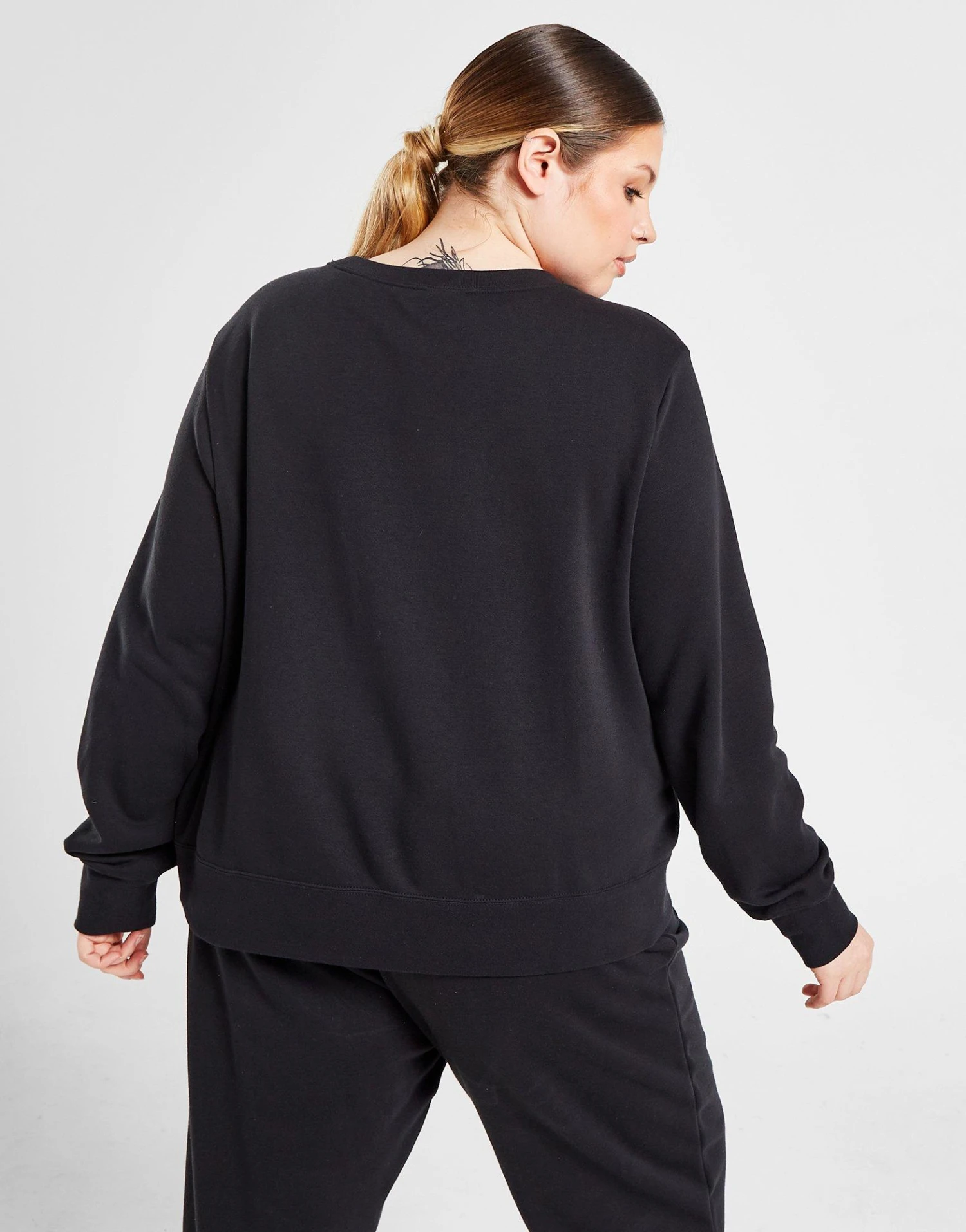 Nike Plus Size Essential Overszied Crew Sweatshirt 4 Nike Plus Size Essential Overszied Crew Sweatshirt – Image 4